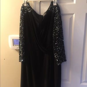 Selling this nice formal knee length dress.